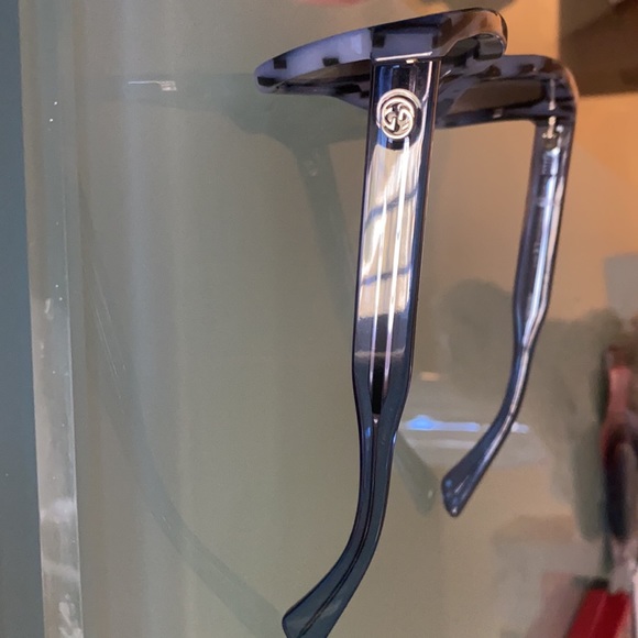 Authentic Gucci sunglasses only wore once - Picture 2 of 4